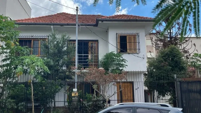 Casa de 4 dormitórios no bairro Santo Antônio, Porto Alegre