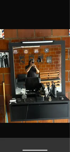 Bancada para barbearia com espelho 
