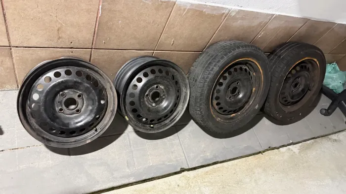 4 Rodas de Ferro Aro 15 Originais HB20 + Calotas ? 2 com Pneus