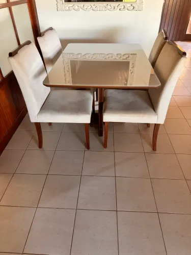Mesa de 4 lugares pouco usada 