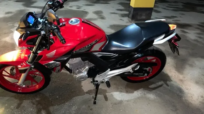 Honda CB Twister 250 2019 Vermelha - Baixo KM, Único Dono, Impecável!