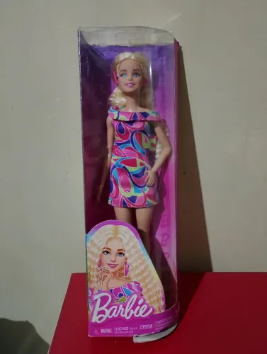Barbie Fashionistas da Mattel, inspirada no estilo Totally Hair de 1992. 