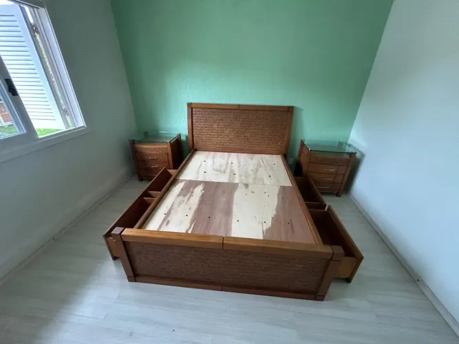 Móveis Gramado - Cama, mesa de cabeceira, cômoda