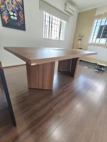 Mesa de reunião com 6 lugares