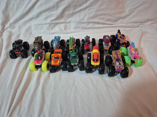 13 carrinhos monster trucks variados