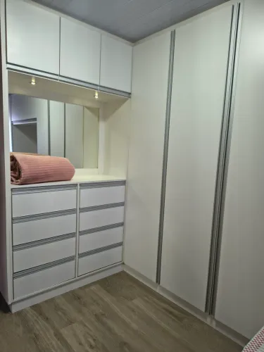Vendo guarda roupa embutido 2,35 de altura canto L com 1,75 de largura , 4,00 metro de L
