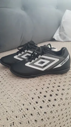 Chuteira infantil umbro usada só uma vez vai com uma mochila de brinde infantil