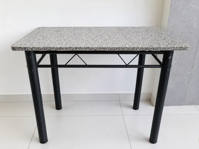 Mesa com tampo de mármore