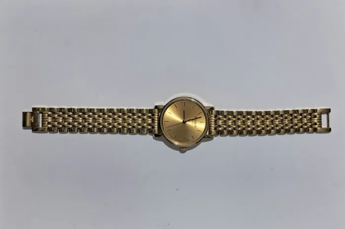 Relógio feminino Tissot 1853, suíço, dourado, modelo T109210A e em aço inoxidável.
