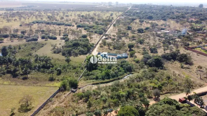 Área disponível para venda no bairro Chácaras Rancho Alegre em Uberlândia-MG.