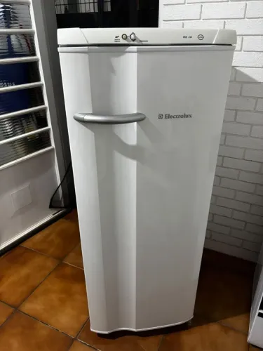 Geladeira Electrolux RE28, 240 litros