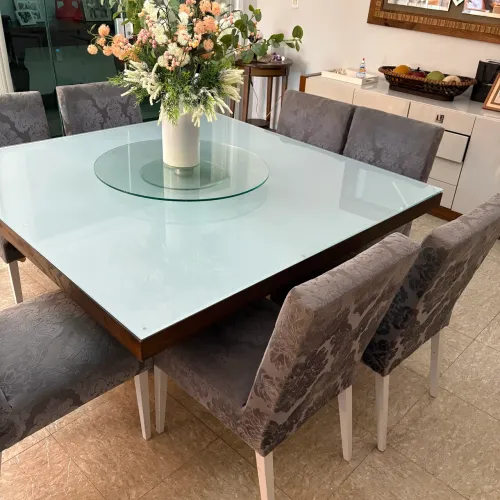 Mesa quadrada com 8 cadeiras