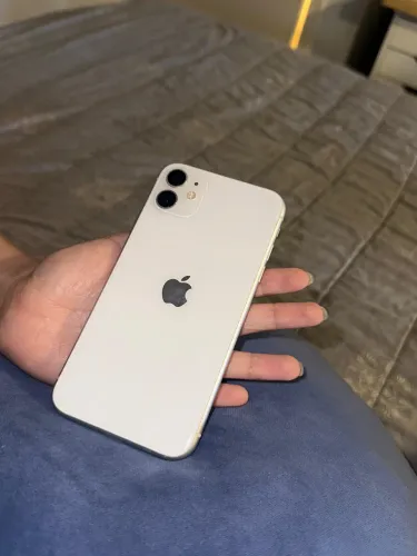 iPhone 11 branco com 70% de saúde 