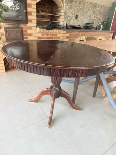 Mesa de jantar redonda em madeira maciça - extensível  Vendo linda mesa redonda em madeira