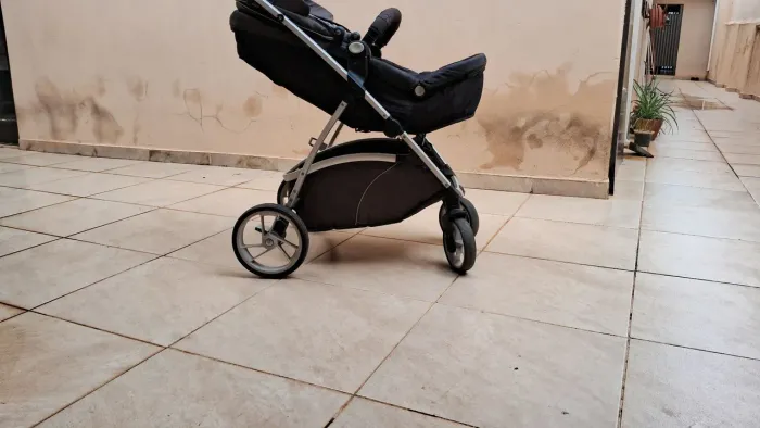 CARRINHO COM BEBÊ CONFORTO DZIECO
