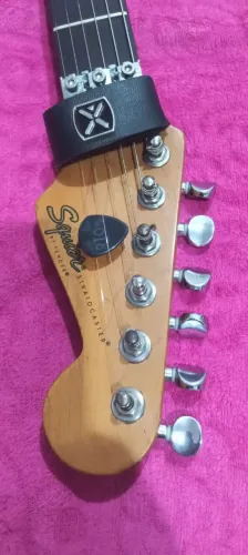 Guitarra squier com flord rose 