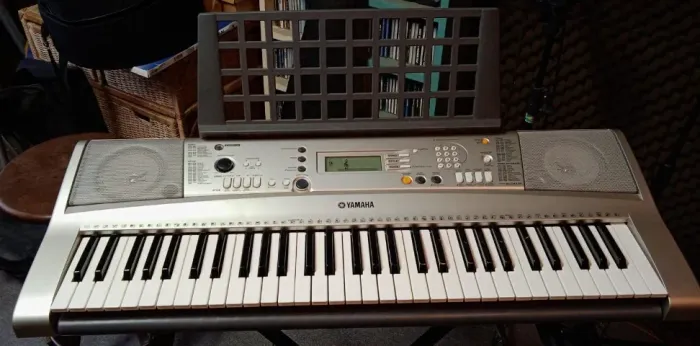 Teclado Yamaha PSR-E313  com  Pedestal e Bag de transporte