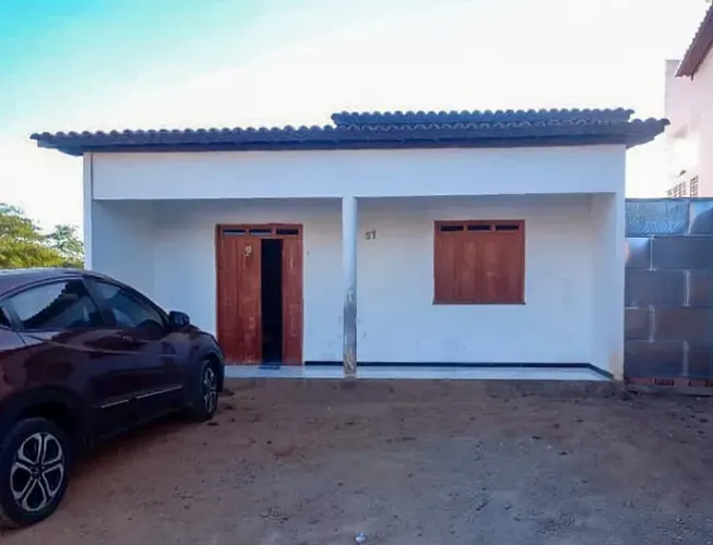 Casa em Jequié-BA, com área de garagem, 2 quartos e 1 suíte