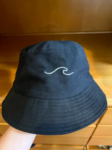 Chapéu bucket preto praia