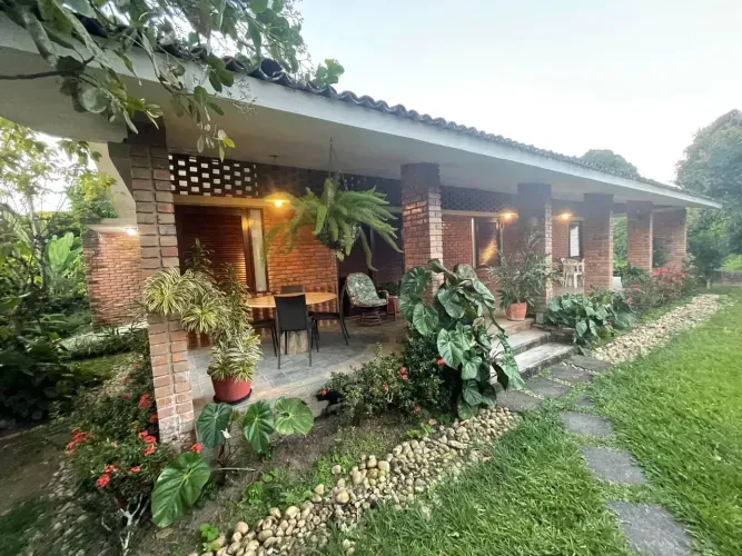 Alugo casa em condomínio na Estrada de Aldeia