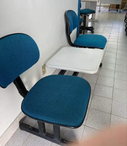 Longarina Dupla com mesa de apoio para recepção