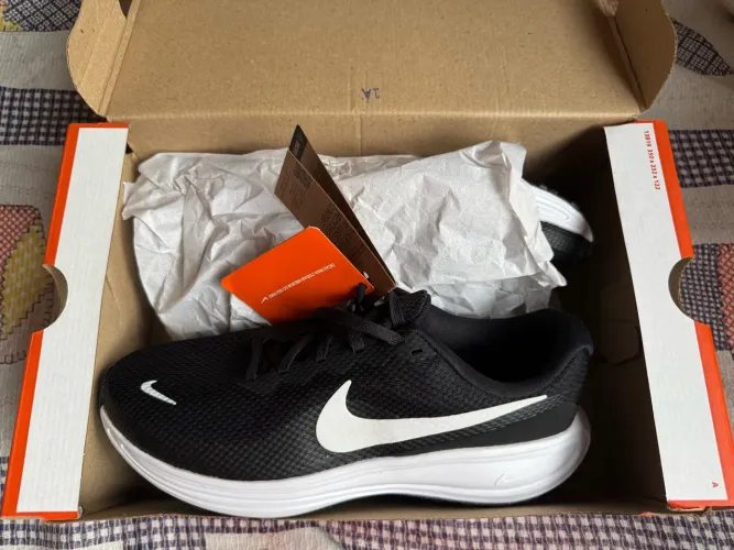 Nike revolution 8