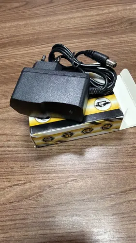 Fonte Eletrônica de 12V, da marca Fasgold (modelo FS-125).