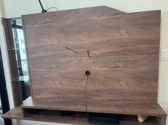 Painel/Rack para TV Madeira Escura com Prateleiras de Vidro