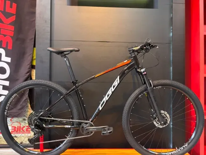 Bicicleta Oggi Big Wheel 7.1 Aro 29 Cues 10v 2026 Preto, Laranja e Cinza