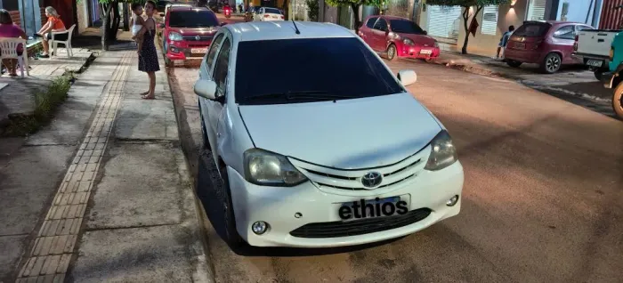 Toyota Etios XS Sedan 1.5 Flex 16V 4P Mec. 2013