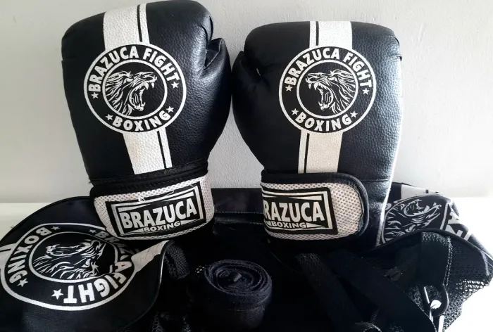Luvas de boxe da marca Brazuca Fight na cor preta..TAM M