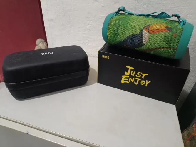 Caixa de som mifa a90. Está com a bateria viciada. Carrega 50 por cento só.