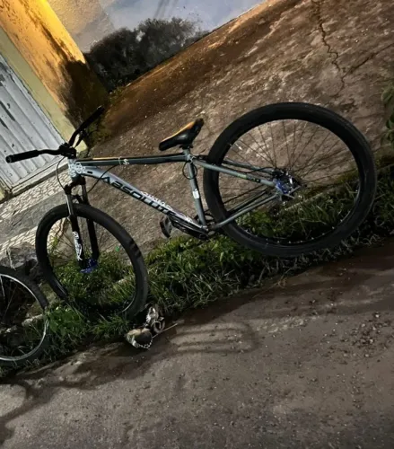 Bicicleta absoluto Nero 5 montada para wheeling tamanho 17 