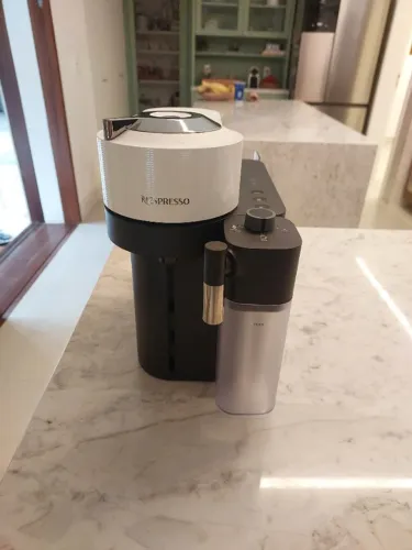 Cafeteira Nespresso Vertuo Lattissima Preta 110V