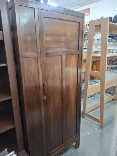 Lindo guarda roupa de madeira antigo 