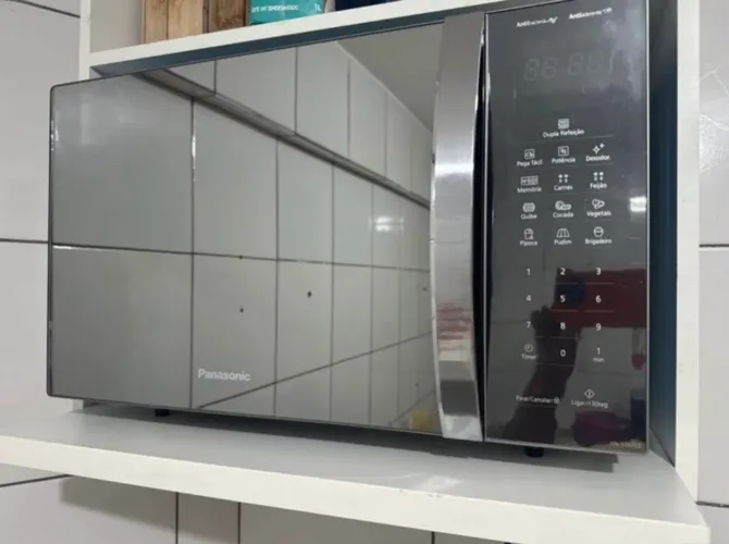 Vendo Micro-ondas Panasonic NN-ST67LSRUN - 34 Litros