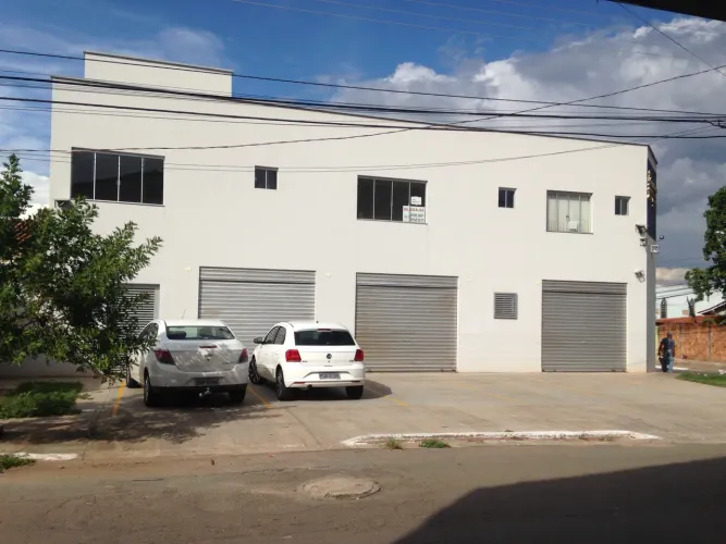 Alugo sala comercial. Contendo: estacionamento, câmera de segurança, copa, banheiro