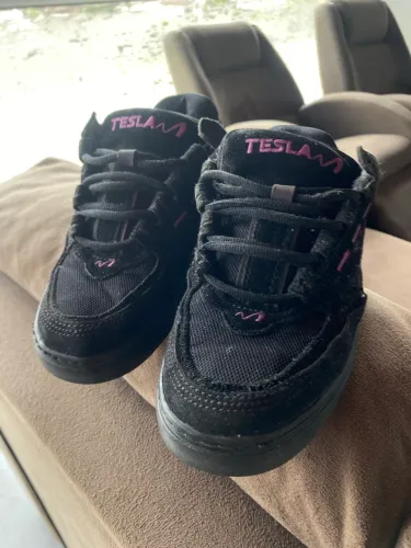 Vendo tesla footwear em bom estado