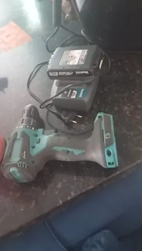 Parafusadeira Makita 18 v com bateria e carregador 
