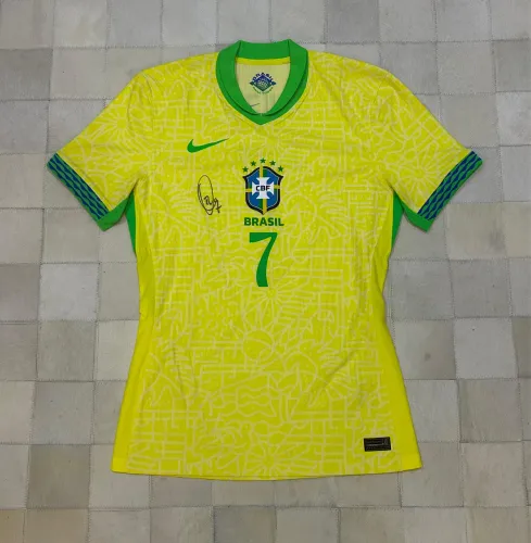 Camisa Brasil de jogo autografada por VINI JR