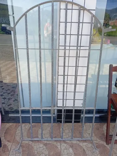 Vendo grade de janela de ferro galvanizado medida 1,40/80cm
