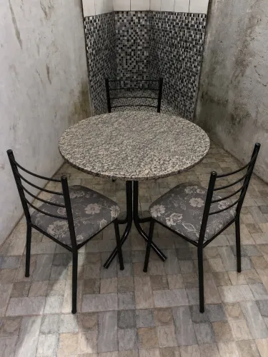 Vendo mesa de mármore redonda com 3 cadeiras