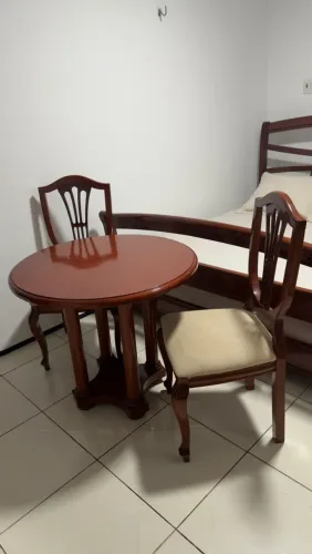 Vendo Mesa e cadeiras de madeira 