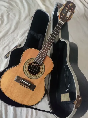 Cavaquinho rozini modelo 2011 usado em perfeito estado de conservação, acompanha Case. 