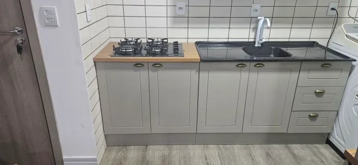 Conjunto de armários de cozinha com pia, balcão, aéreo e torre