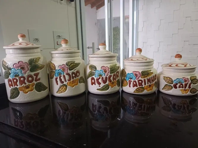 Potes de mantimentos em cerâmica 