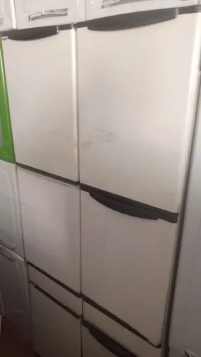 ARMÁRIO DE COZINHA - METAL produto usado mais bom ajuda demais tenho outros móveis entrego