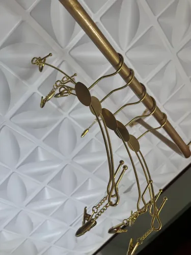 Arara de roupa Fixa + 05 cabides dourado luxo 