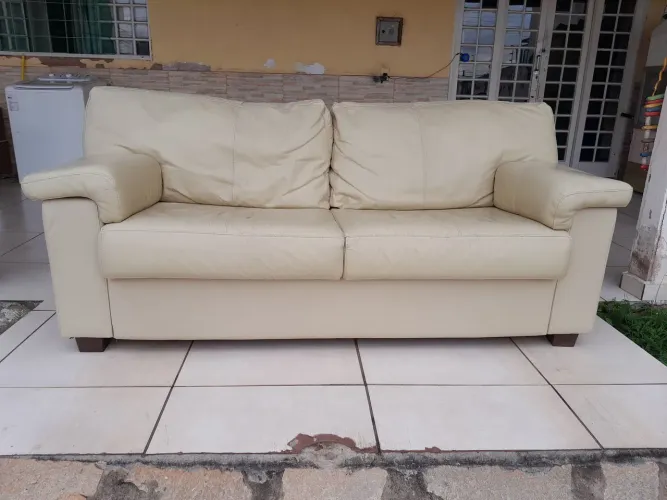 Vendo sofá de couro conservado. 