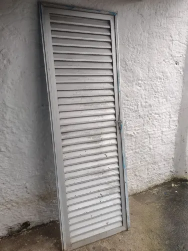 Vendo uma porta de alumínio 70 x 210 em excelente estado